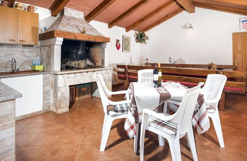 Brnobici Apartment | Cosy apartment for 3 guests with pool, WIFI, TV, terrace and parking