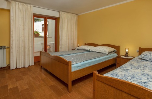Brnobici Apartment | Cosy apartment for 3 guests with pool, WIFI, TV, terrace and parking
