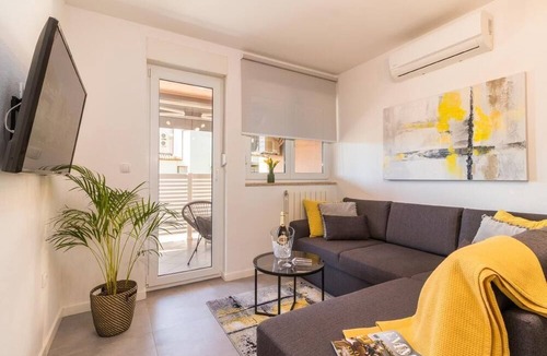 Vintijan Apartment | Apartment with view of the water