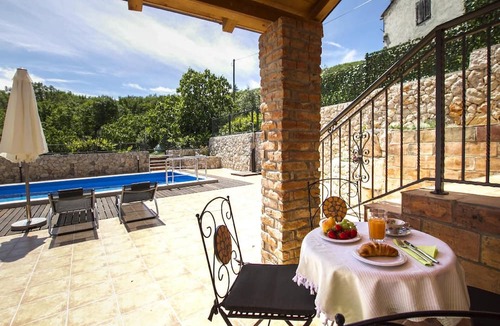 Brsec House | Spacious house with heatable pool