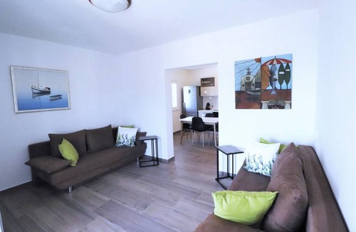 Businci House | Holiday House in Okrug Gornji with Spacious Pool