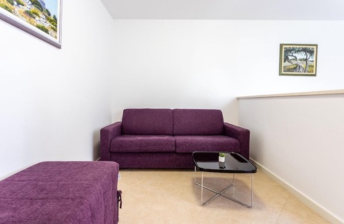 Splitska Apartment | Spacious apartment with a private sunny balcony