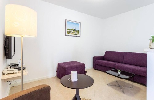 Splitska Apartment | Spacious apartment with a private sunny balcony