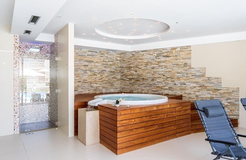 Splitska Apartment | Spacious apartment with a private sunny balcony
