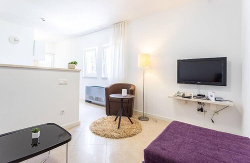 Splitska Apartment | Spacious apartment with a private sunny balcony