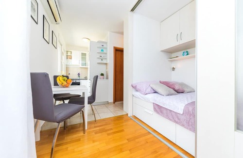 Znjan Apartment | Spacious studio with balcony, close to the Znjan beach
