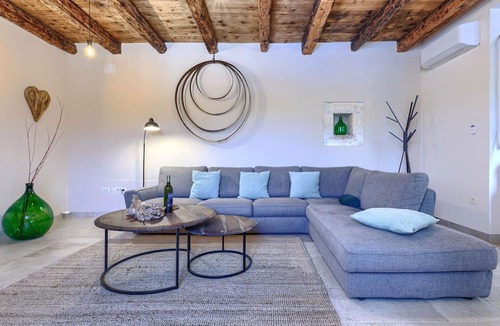 Radovani House | Stunning private villa for 8 guests with WIFI, A/C, private pool, TV and terrace
