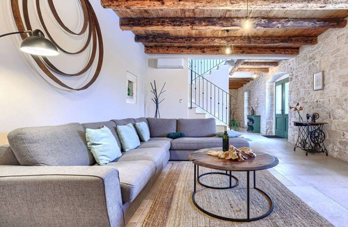 Radovani House | Stunning private villa for 8 guests with WIFI, A/C, private pool, TV and terrace