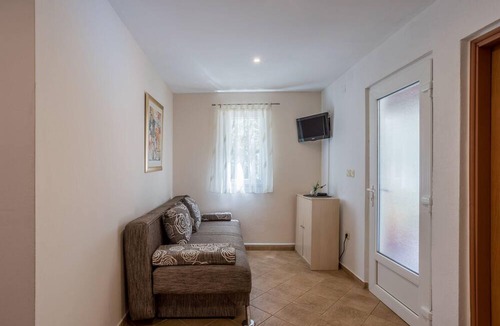 Stari Grad House | Spacious vacation home with terrace and garden