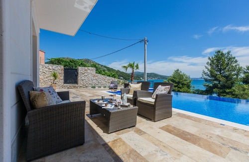 Marina Villa | LUXE! Villa by the sea with heated pool! 15 mins from Split airport, (OWNER)
