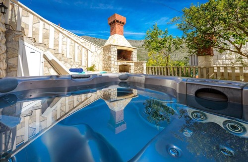Zaton House | Holiday Home with Private heated Pool, Sea view & Basketball Court