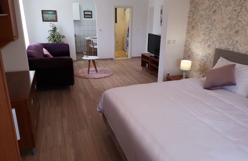 Kastel Novi Apartment | DELUXE Studio with POOL, near beach, ideally located between SPLIT & TROGIR!