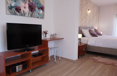 Kastel Novi Apartment | DELUXE Studio with POOL, near beach, ideally located between SPLIT & TROGIR!