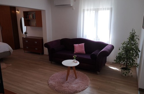Kastel Novi Apartment | DELUXE Studio with POOL, near beach, ideally located between SPLIT & TROGIR!