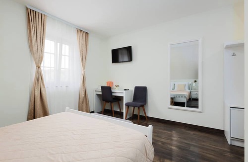 Jezerce Bed & Breakfast | Green Lakes House