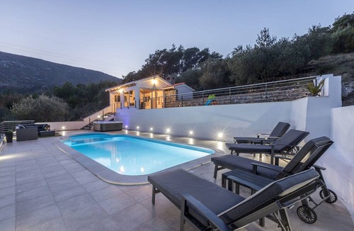 Tugare Villa | Villa Carica is a luxury house with pool and jacuzzi located in the secret spot