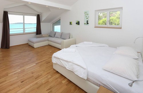 Jadrtovac House | Perfect holiday home for a small group or a family - directly on the beach