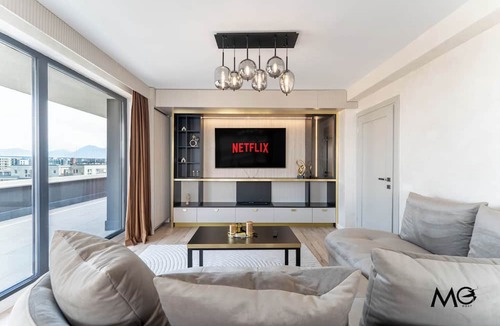 Tractorul Apartment | MoHost Valcom - Luxury Skyline Penthouse