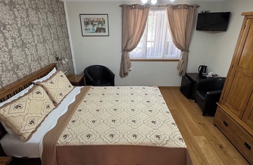 Jezerce Bed & Breakfast | Millenium House
