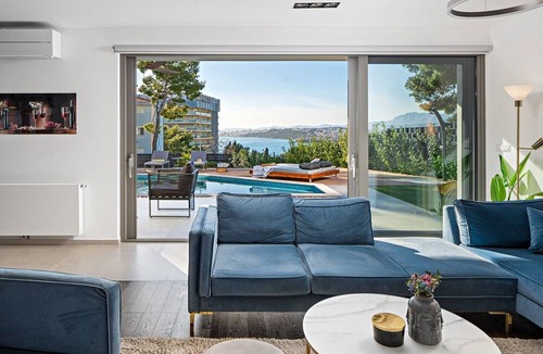 Podstrana Villa | Large private estate 700 feet from the beach featuring a 36 sqm heated private pool, 5 cozy en suite bedrooms, seven bathrooms, and 3 separate kitchen areas