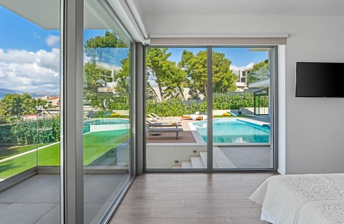 Podstrana Villa | Large private estate 700 feet from the beach featuring a 36 sqm heated private pool, 5 cozy en suite bedrooms, seven bathrooms, and 3 separate kitchen areas
