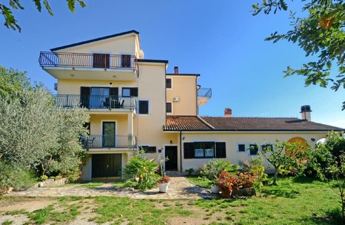 Valica Apartment | Flat for couples with communal pool