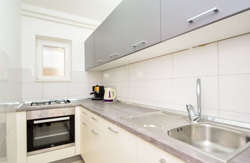 Grebastica Apartment | Lovely apartment for 4 people with WIFI, A/C, TV, terrace and parking