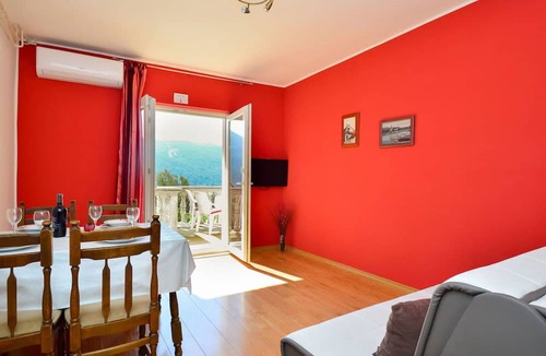 Grebastica Apartment | Lovely apartment for 4 people with WIFI, A/C, TV, terrace and parking