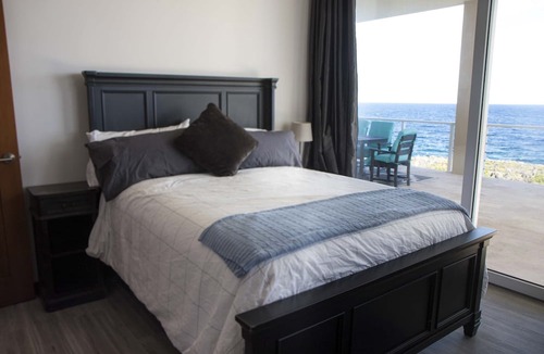 Bouvet Island House | Stunning Oceanfront 5 Bed House w/ Infinity Pool
