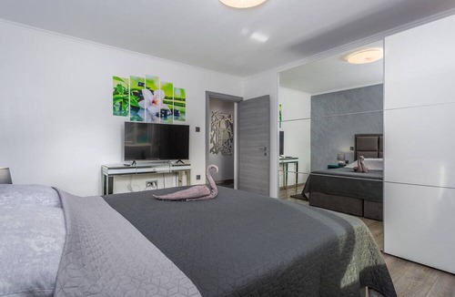 Buzdohanj Apartment | Tasteful and modern apartment with communal pool.