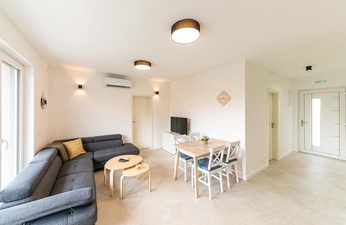 Kastel Novi Apartment | Amazing apartment in Kastel Novi with WiFi