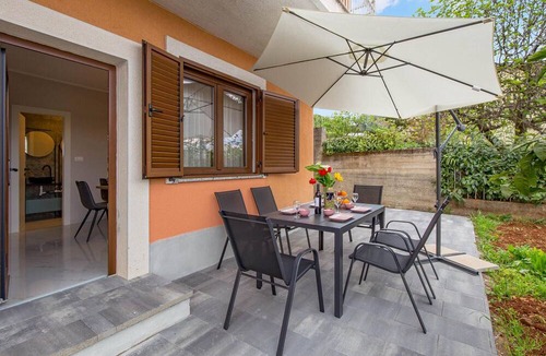 Opric Apartment | Beach front apartment in Lovran with WiFi