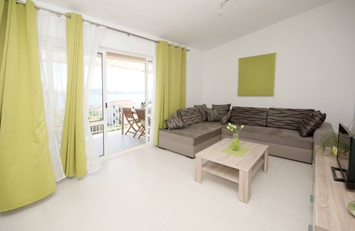 Seget Donji Apartment | Apartment in Seget Donji with terrace
