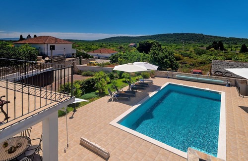 Donje Selo Villa | Modern Villa in Grohote with Pool