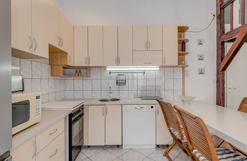 Vranjic Apartment | Spacious apartment w. three balconies and parking