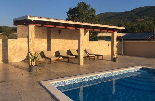 Rudine Villa | Villa Stone Queen