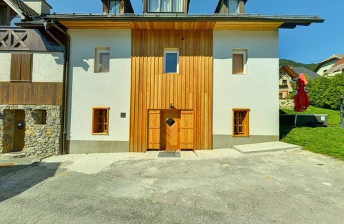 Podkoren Apartment | Apartment Planica 3 with a garden & a hot tub