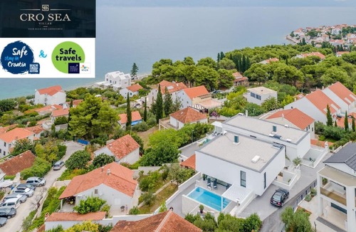 Sutivan House | Holiday House in Sutivan with Private Parking and Direct View