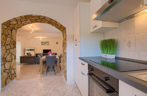 Jadreski House | Gorgeous home in Jadreski with kitchen