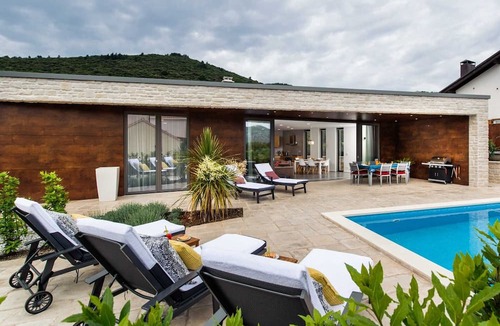 Zrnovo Villa | Frontline Korcula Villa | A Stones Throw to The Beach | Villa Korcula Bay View | Beautiful 3 Bedroom Villa