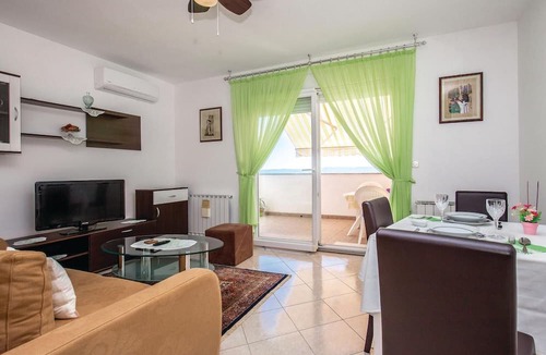 Smrika Apartment | Cozy apartment in Smrika with WiFi