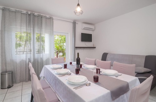Dugi Rat Apartment | Awesome apartment in Dugi Rat with WiFi