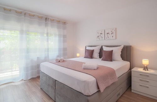 Dugi Rat Apartment | Awesome apartment in Dugi Rat with WiFi