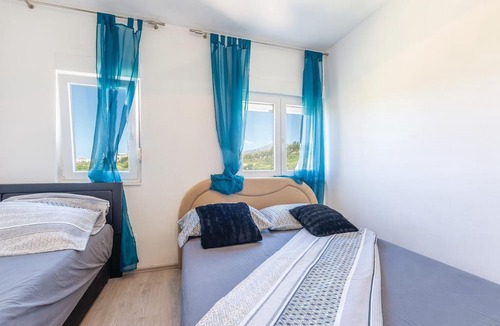 Kucine Apartment | Lovely apartment in Zrnovnica with WiFi