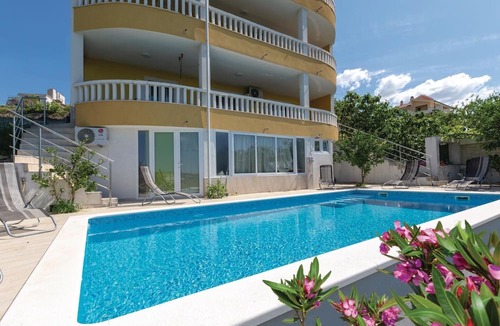 Kucine Apartment | Lovely apartment in Zrnovnica with WiFi