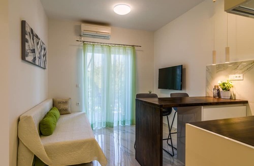 Seget Vranjica Apartment | Luxury apartment literally on the beach - whirlpool and sauna