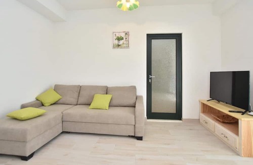 Seget Donji Apartment | Cozy apartment in Seget Donji