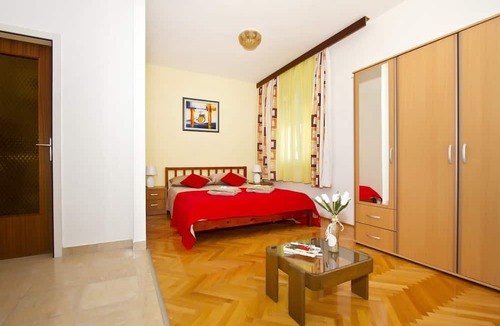 Podstrana Apartment | Spacious 110 m2 apt with terrace and garden, just 30m from the beach