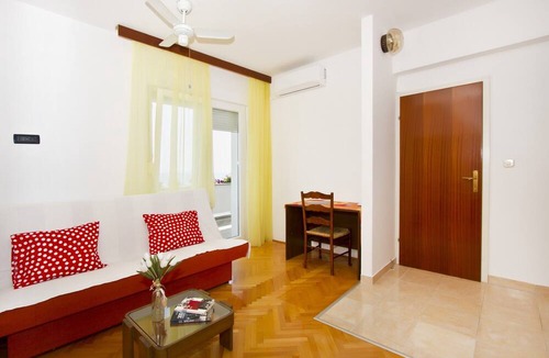 Podstrana Apartment | Spacious 110 m2 apt with terrace and garden, just 30m from the beach