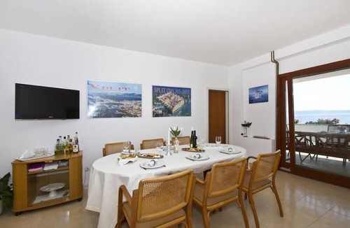 Podstrana Apartment | Spacious 110 m2 apt with terrace and garden, just 30m from the beach